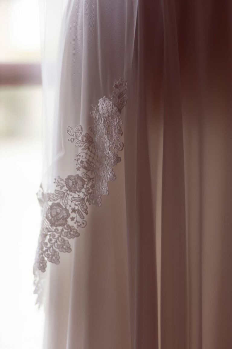 Escale au Salon du Mariage : Entre Pierres de Taille et Émotions de Soie